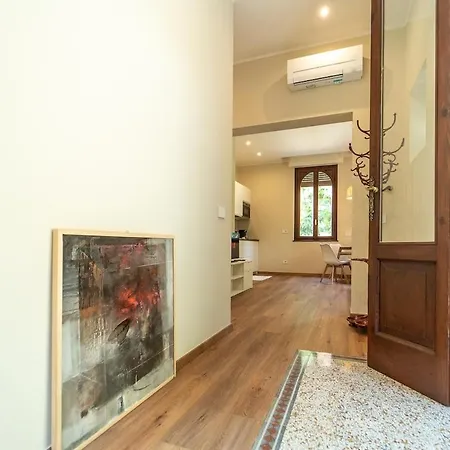 Beautiful Just Steps From The Apartment