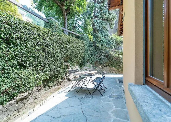 Beautiful Just Steps From The * Como